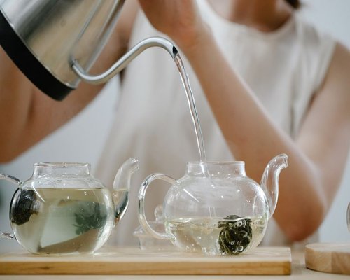 person pouring an unsweetened infusion at home